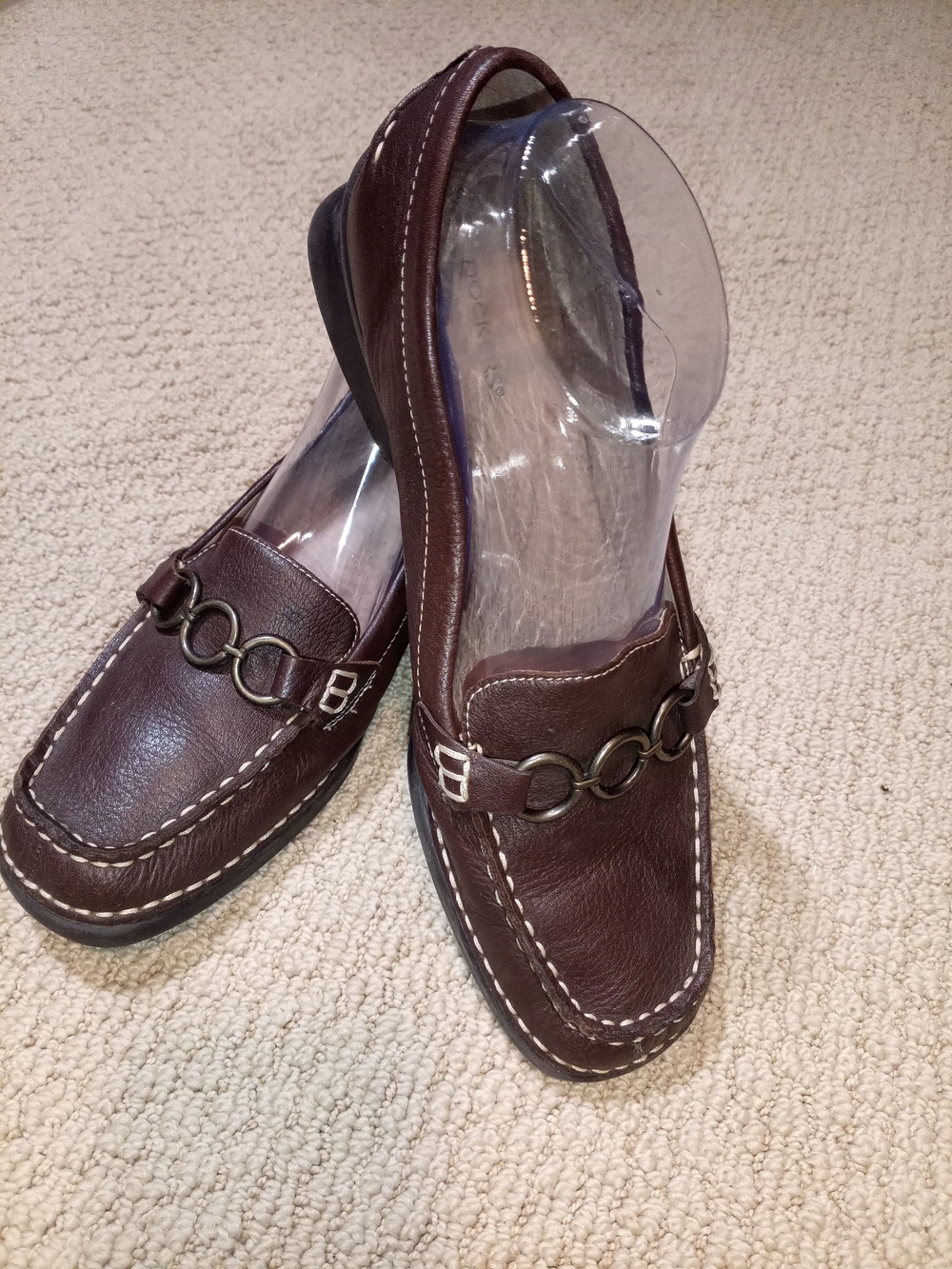 Dockers Women Dark Brown Leather Slip-On Loafers Sz 10 with Metal Link Accent